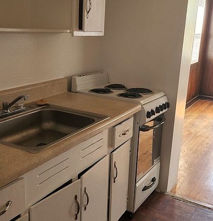 4th image of 902 42nd St