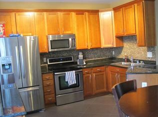 128 Meadows La, Alexandria, VA 22304
