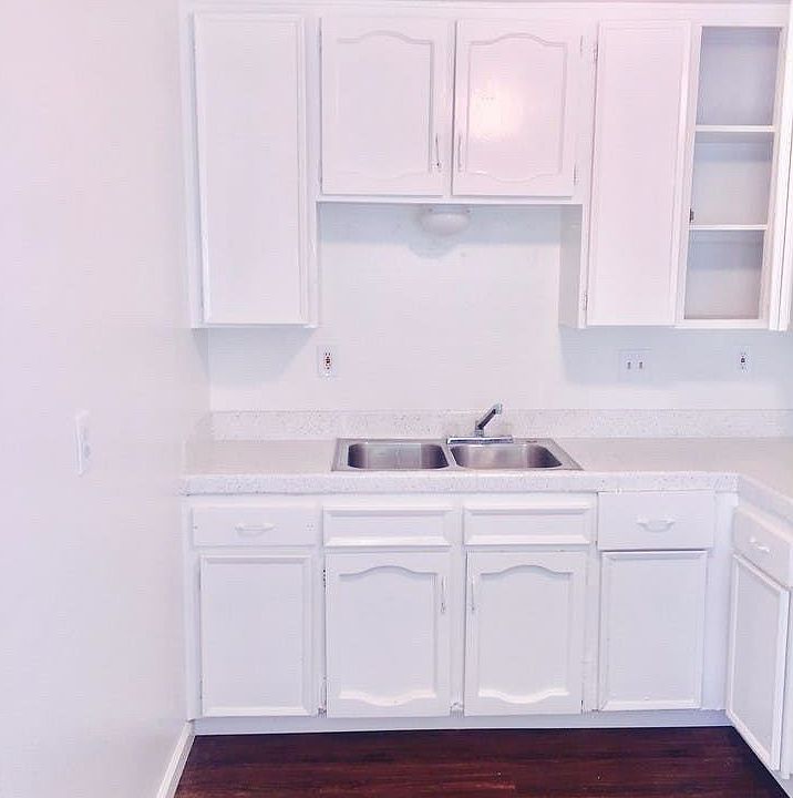 1st image of 575 Moss St APT 1