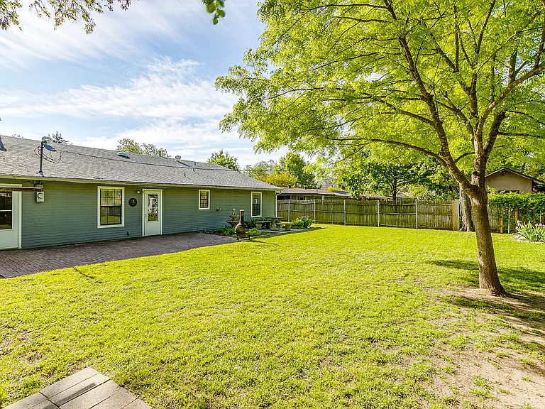 1104 Sproles Dr — Photo 38