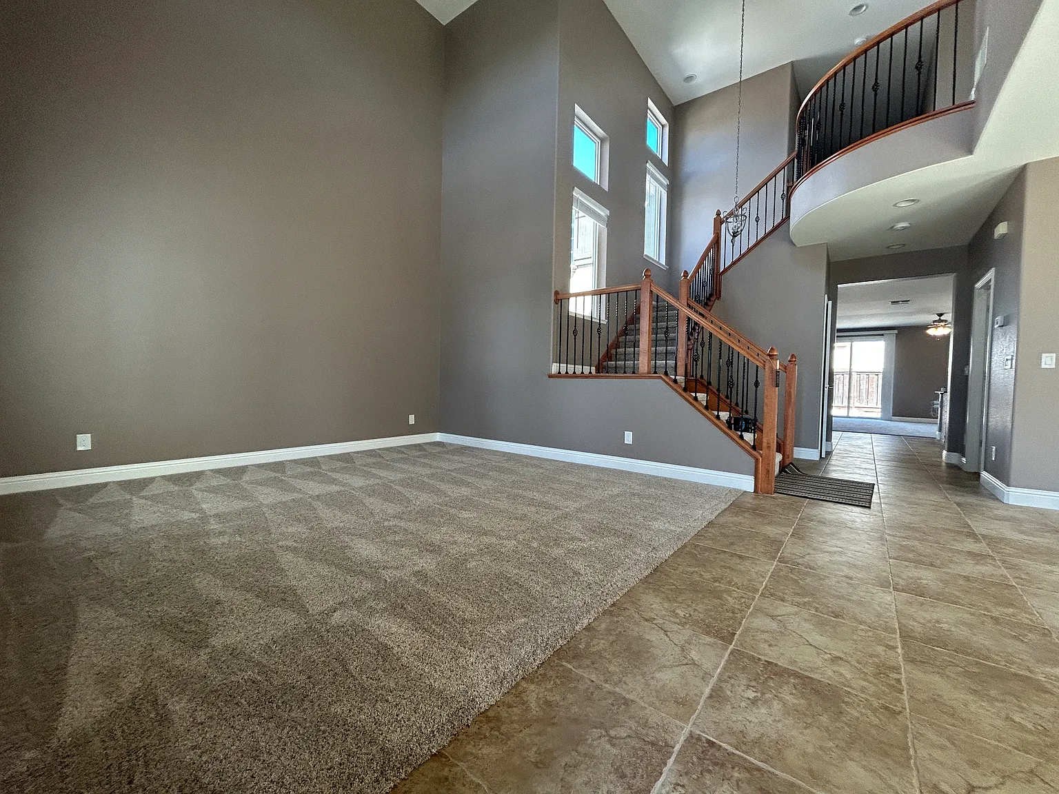 4bd 2.5ba Lathrop Home — Photo 2
