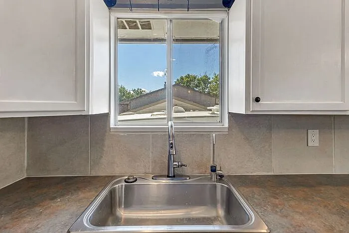 5 bed, 3.0 bath, 1956 sqft, $2,900 — Photo 4