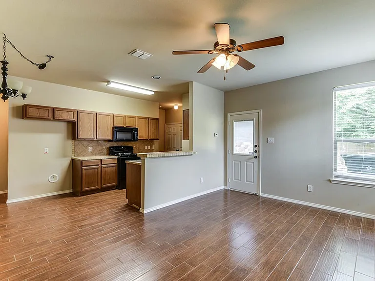 1443 Ravenwood Dr — Photo 4