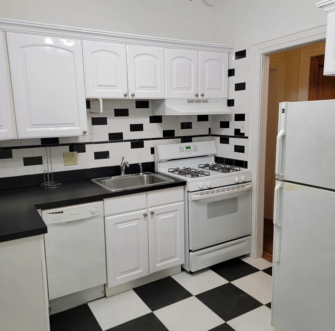 2 bed, 1.0 bath, 900 sqft, $4,000 — Photo 2