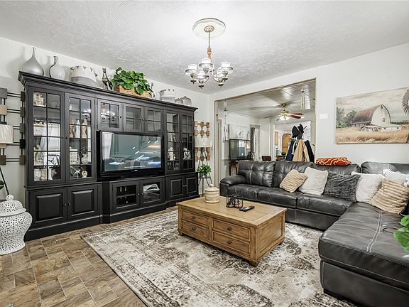 5th image of 540 Maple St