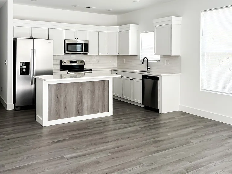 634 W Fairmont Ave — Photo 2
