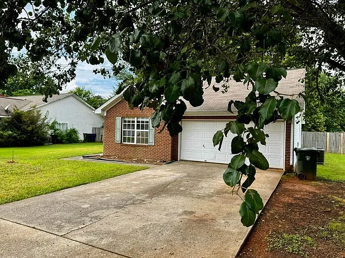 128 Jay Dr — Photo 2