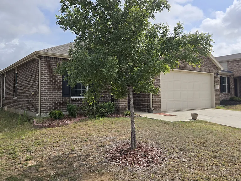 1121 Waggoner Dr — Photo 2