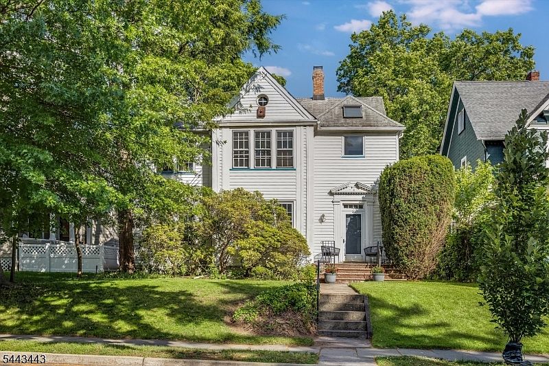1st image of 305 Mortimer Ave