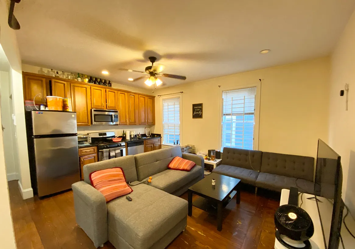 5 bed, 3000 sqft, $6,300 — Photo 2