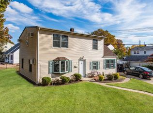 7 Violet Ln, Levittown, NY 11756