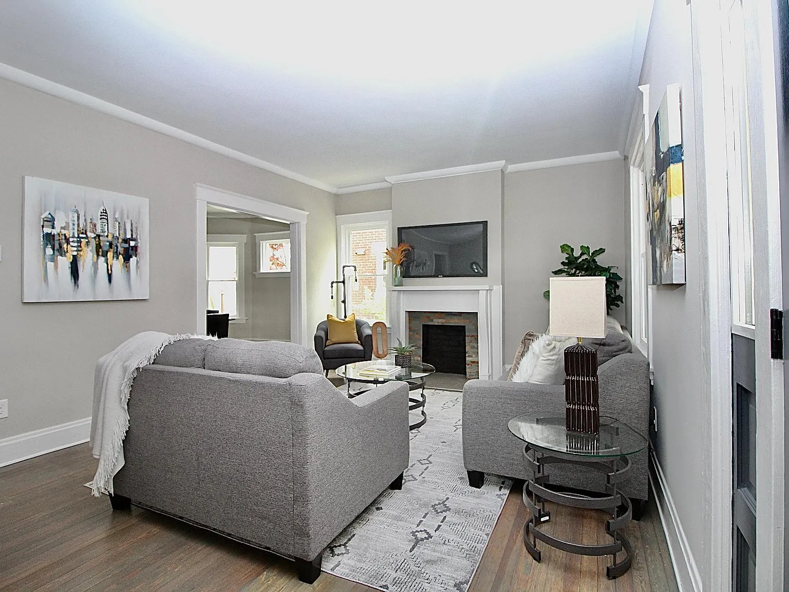 3 bed, 1.5 bath, 1294 sqft, $2,040 — Photo 2