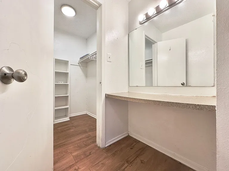 Marian Condos — Photo 88