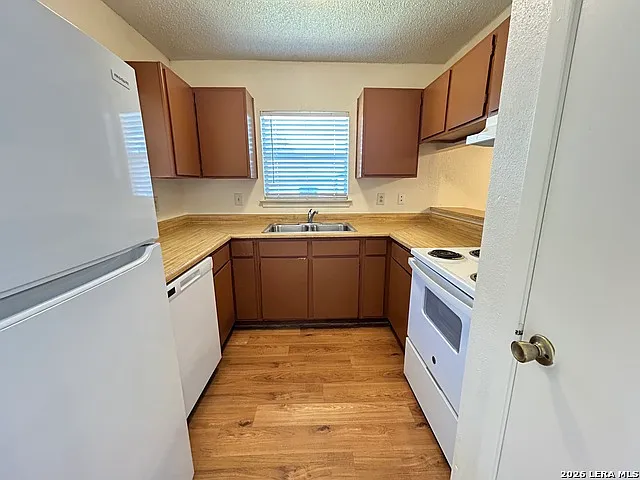 3 bed, 2.0 bath, 1147 sqft, $1,350 — Photo 2