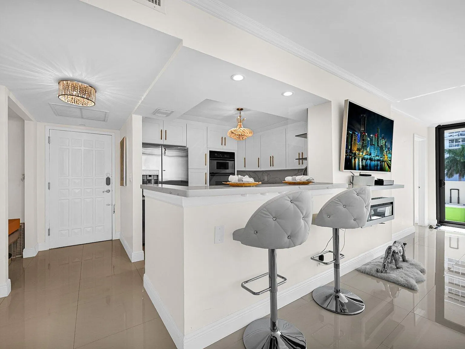 3 bed, 2.0 bath, 1360 sqft, $3,500 — Photo 3
