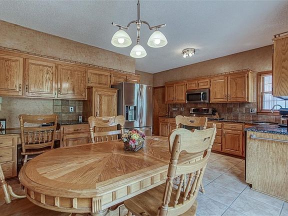 5th image of 11601 Riley St