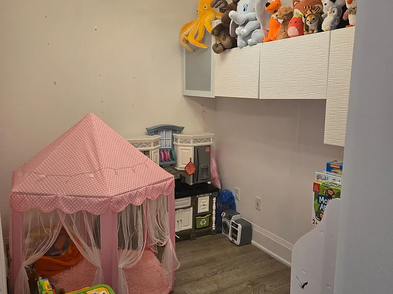 30 Roehampton Ave #403 — Photo 13