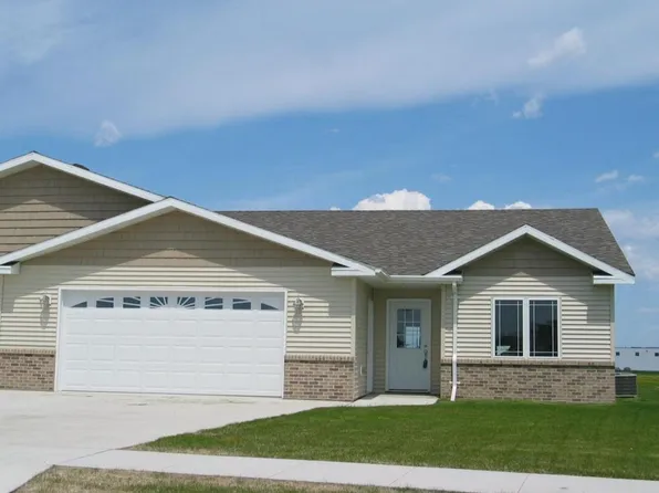 2110 Pembrooke Dr, Grand Forks, ND 58201