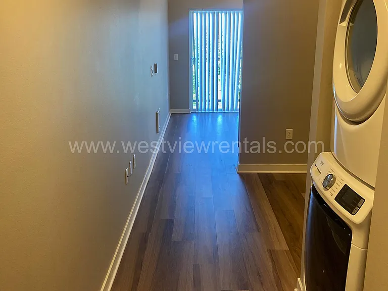 203 E Laurel St — Photo 16