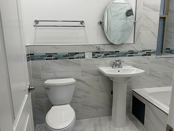 5th image of 7433 S Paxton Ave #2B