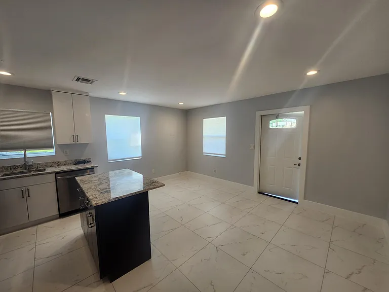 511 N 60th Way E #EAST — Photo 7