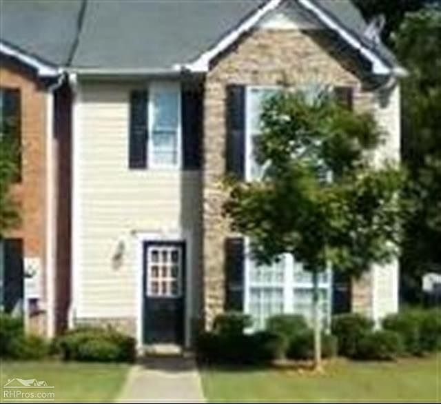 Attractive end unit in small subdivision