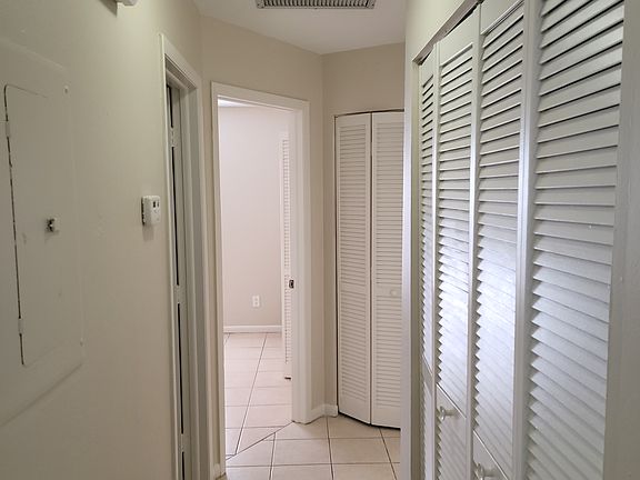 4th image of 1727 SE 15th Pl APT 1