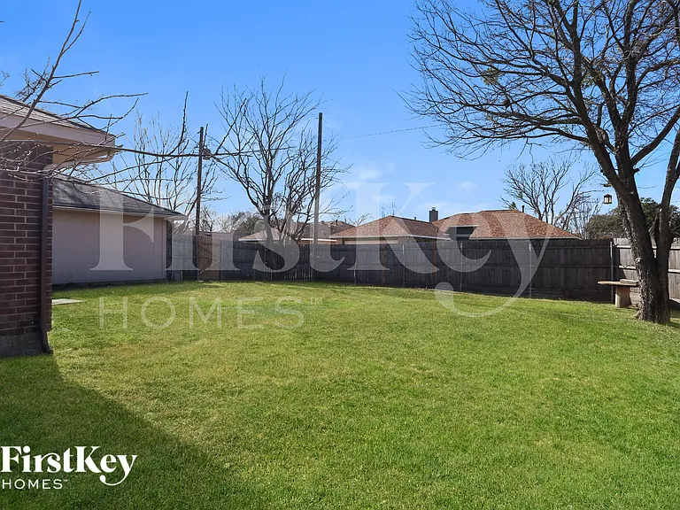 2321 Lakeshore Ln — Photo 14