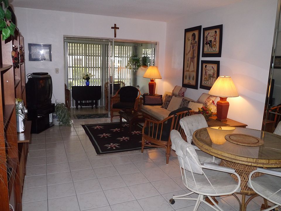 Open living area w/ florida 