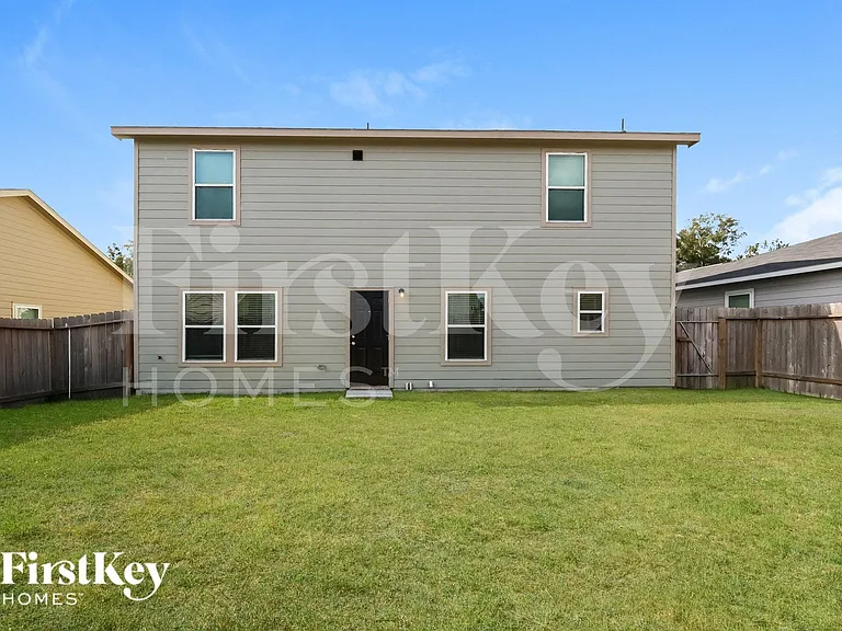 10083 Cerritos Dr — Photo 18