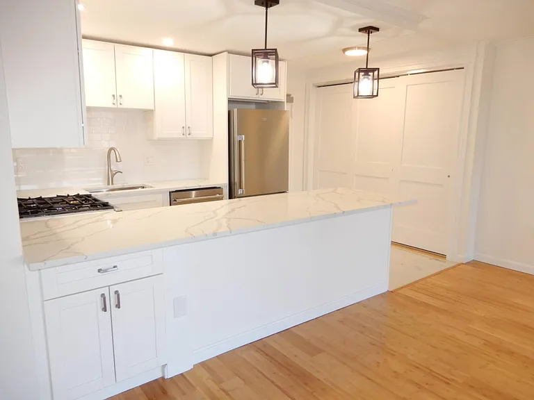9 Hawthorne Pl #6J — Photo 2