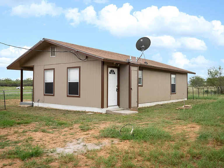 12525 N Interstate Highway 35 — Photo 17