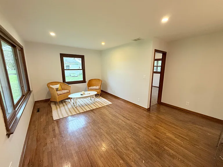 2350 N Eastman Rd — Photo 3