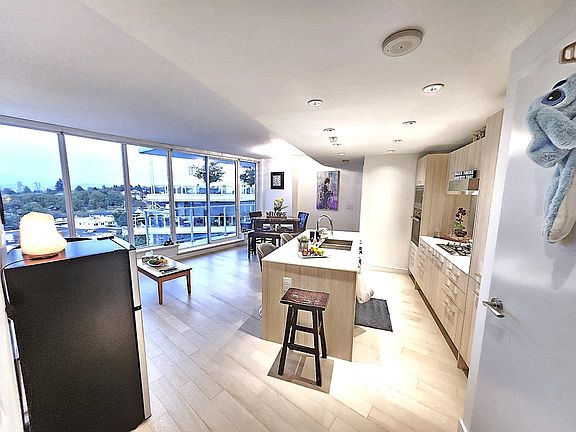2nd image of 4638 Gladstone St #809