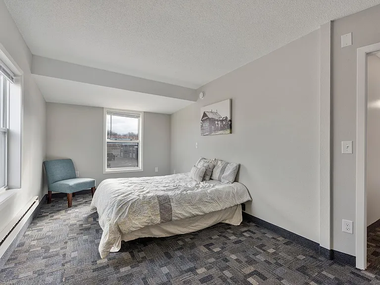 154 E Broadway St — Photo 8