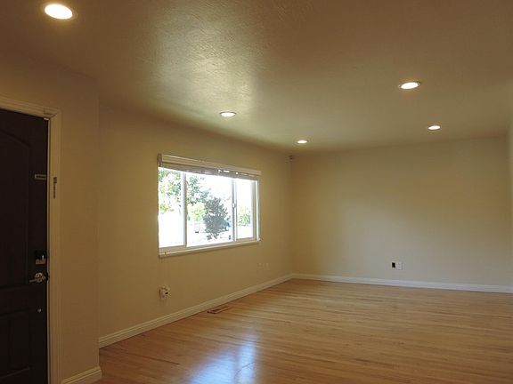 4th image of 984 Orchid Way