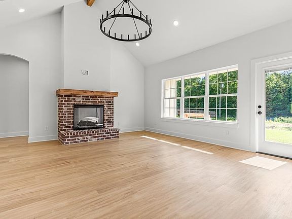 5th image of 223 Big Oaks Rd