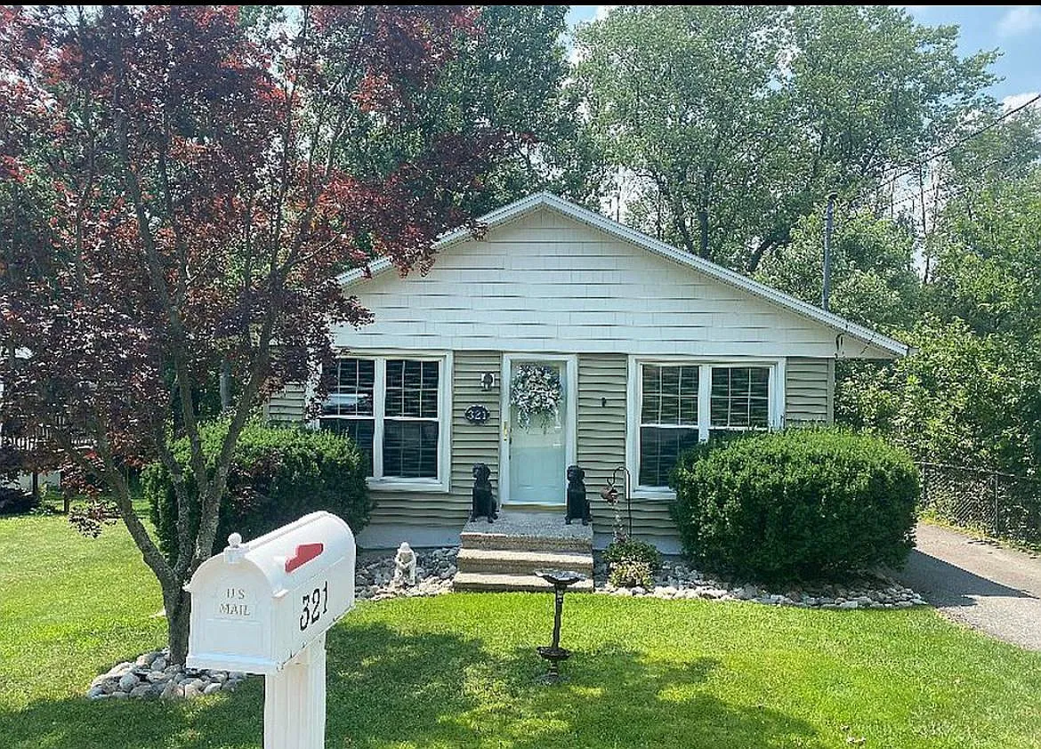 4 bed, 1840 sqft, $2,400 — Photo 3