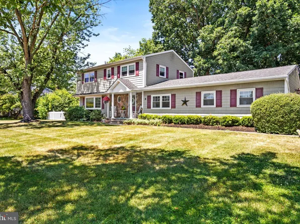 8 Exeter Ct, East Windsor, NJ 08520