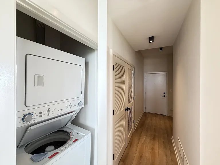 3207 N Narragansett Ave #504 — Photo 20