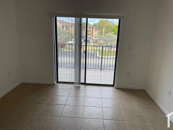 300 Palm Cir W APT 202