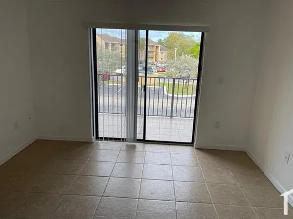 300 Palm Cir W APT 202, Hollywood, FL 33025