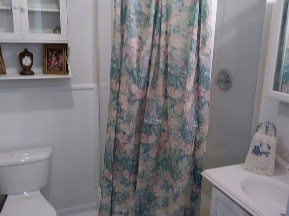 5th image of 909 Shiels Dr
