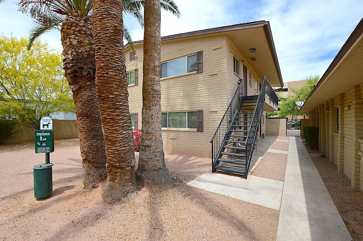 2 bed, 1.0 bath, 800 sqft, $1,299 — Photo 1