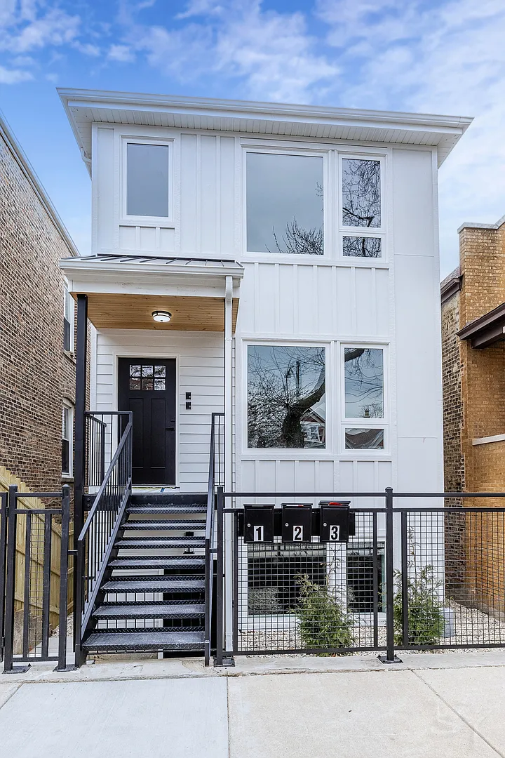 3 bed, 1300 sqft, $2,400 — Photo 1