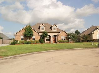 111 Ginger Ct, Belle Chasse, LA 70037