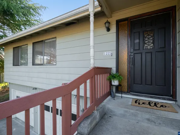 1221 SW Maple St, Dallas, OR 97338