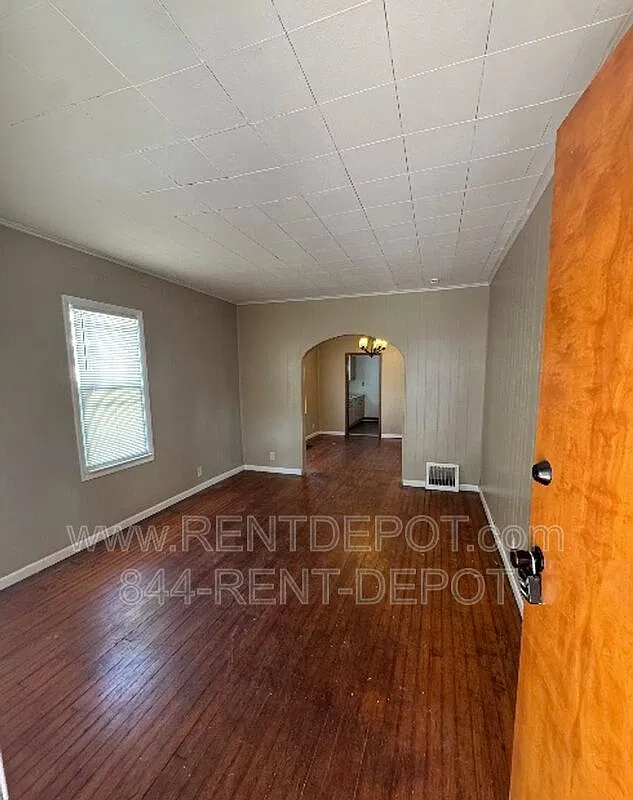 2 bed, 1.0 bath, 912 sqft, $925 — Photo 2