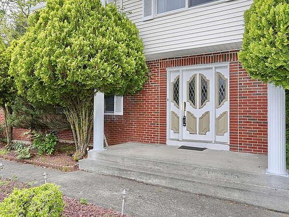 2nd image of 20 Madison Ct