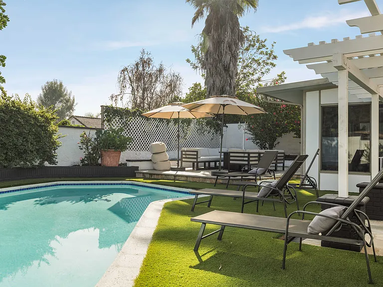 24262 Lysanda Dr — Photo 11